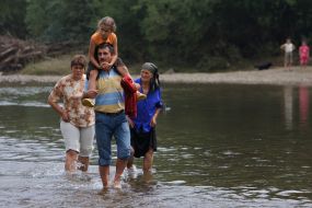 Місцеві мешканці переходять річку