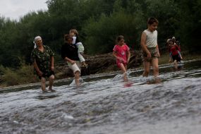 Місцеві мешканці переходять річку