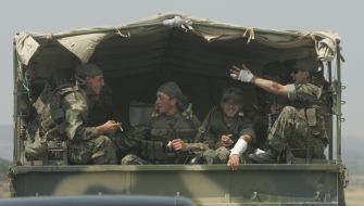 Військові їдуть у вантажівці