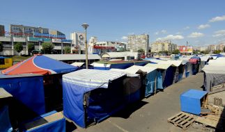 A market «Festivalniy» on Troeschina