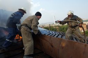 Пожарники тушат огонь