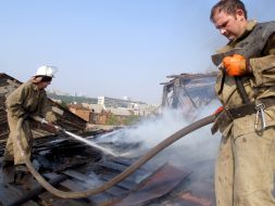 Пожарники тушат огонь