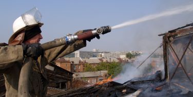 Пожарники тушат огонь