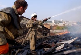 Пожарники тушат огонь