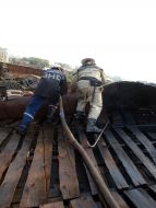 Пожарники тушат огонь