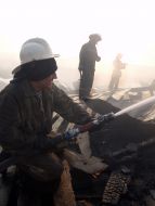 Пожарники тушат огонь