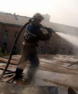 Пожарники тушат огонь