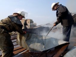 Пожарники тушат огонь