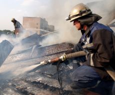 Пожарники тушат огонь