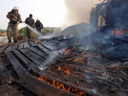 Пожарники тушат огонь