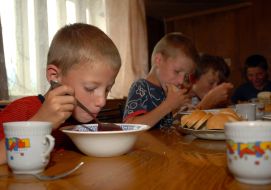 Дети из пострадавших от наводнения регионов