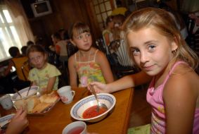 Дети из пострадавших от наводнения регионов