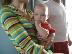 Дитина на руках у матері