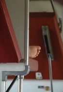 Дитина відпочиває на полці в потязі