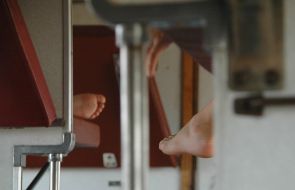 Діти відпочивають на полках в потязі