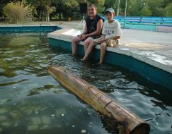 Діти сидять на березі басейну