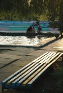 Діти сидять на березі басейну