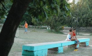 Діти на лавочці