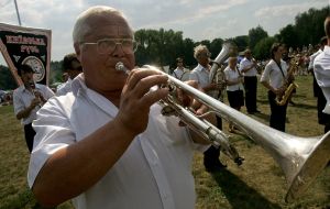 The participant of teatralizirovannogo action plays on a pipe