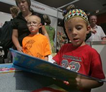 Діти вибирають книжки