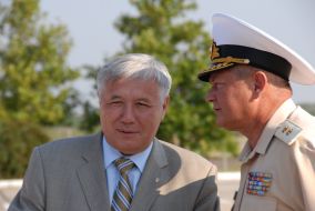 Yury Ekhanurov  and Igor Tenyukh speak in the air-port of Bel’bek