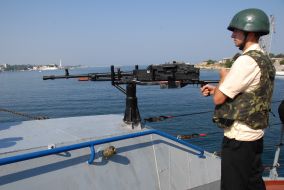 Пулемётчик на палубе фрегата