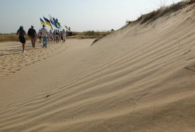 Expedition members of pedestrian motion to Oleshkovskiye sands