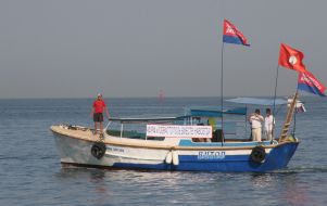 Inhabitants of Sevastopol meet «Mirage» by flags