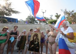 Inhabitants of Sevastopol meet «Mirage» by flags