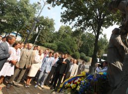 Laying-on of flowers to the monument to Vyacheslav Chornovil