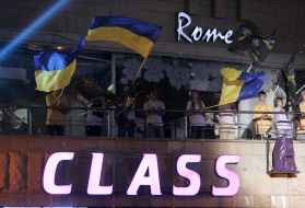 Молодежь размахивает флагами  на дискотеке