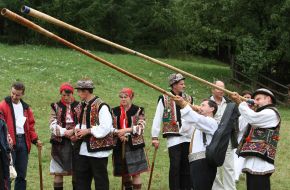 Guzuls play on trembyta