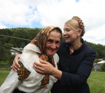 Timoshenko speaking with countrymen