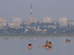 Holiday-makers are taking baths of muds