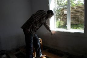 Man showing by Yatsenyuk his house