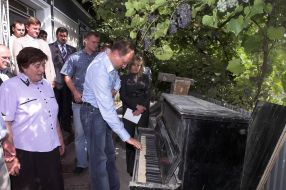 Arseniy Yatsenyuk playing on piano
