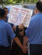 Militiamen are trying to detained of protesters
