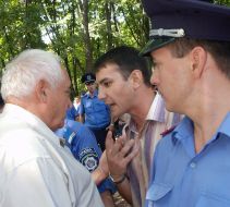 Militiamen are trying to detained of protesters