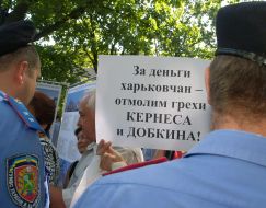 Militiamen are trying to detained of protesters