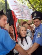 Militiamen are trying to detained of protesters