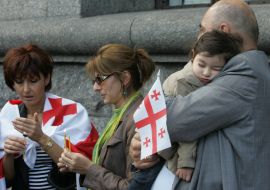 Участники акции «Живая цепь в поддержку Грузии»