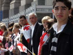 Участники акции «Живая цепь в поддержку Грузии»
