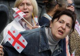 Участники акции «Живая цепь в поддержку Грузии»