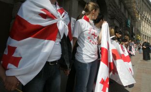 Участники акции «Живая цепь в поддержку Грузии»