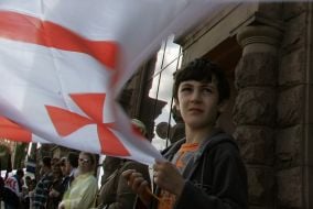 Участники акции «Живая цепь в поддержку Грузии»