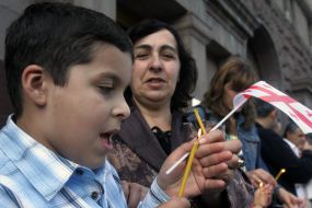 Участники акции «Живая цепь в поддержку Грузии»