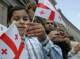 Участники акции «Живая цепь в поддержку Грузии»