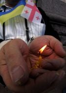 Участники акции «Живая цепь в поддержку Грузии»