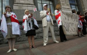 Участники акции «Живая цепь в поддержку Грузии»