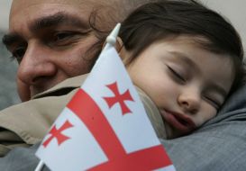 Мальчик на руках у отца